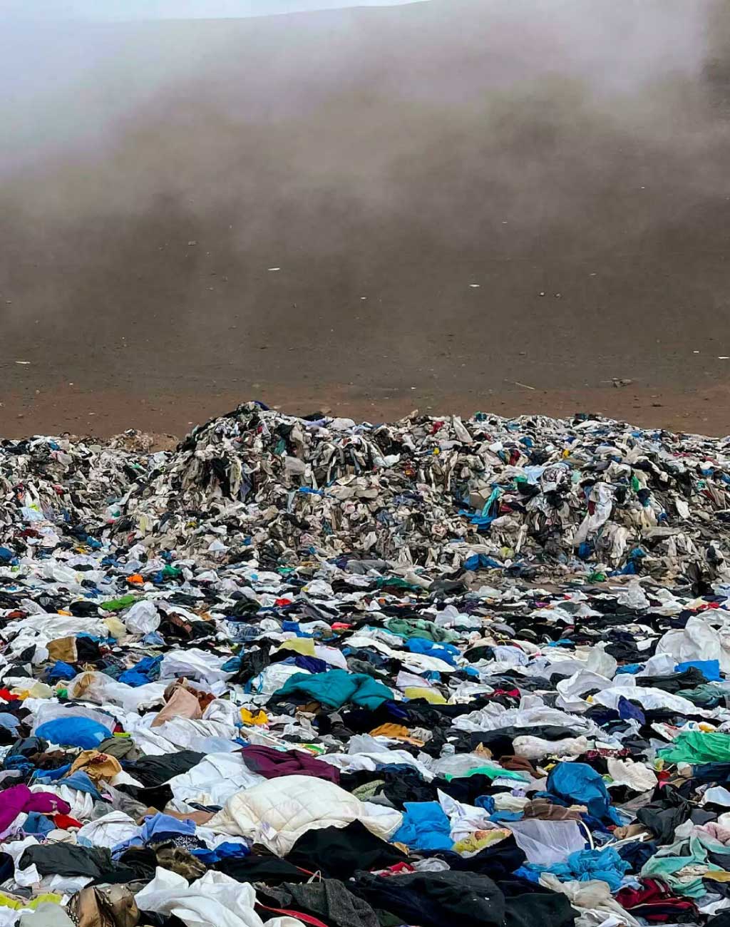 foto de basural o vertedero de ropa en el desierto de Chile